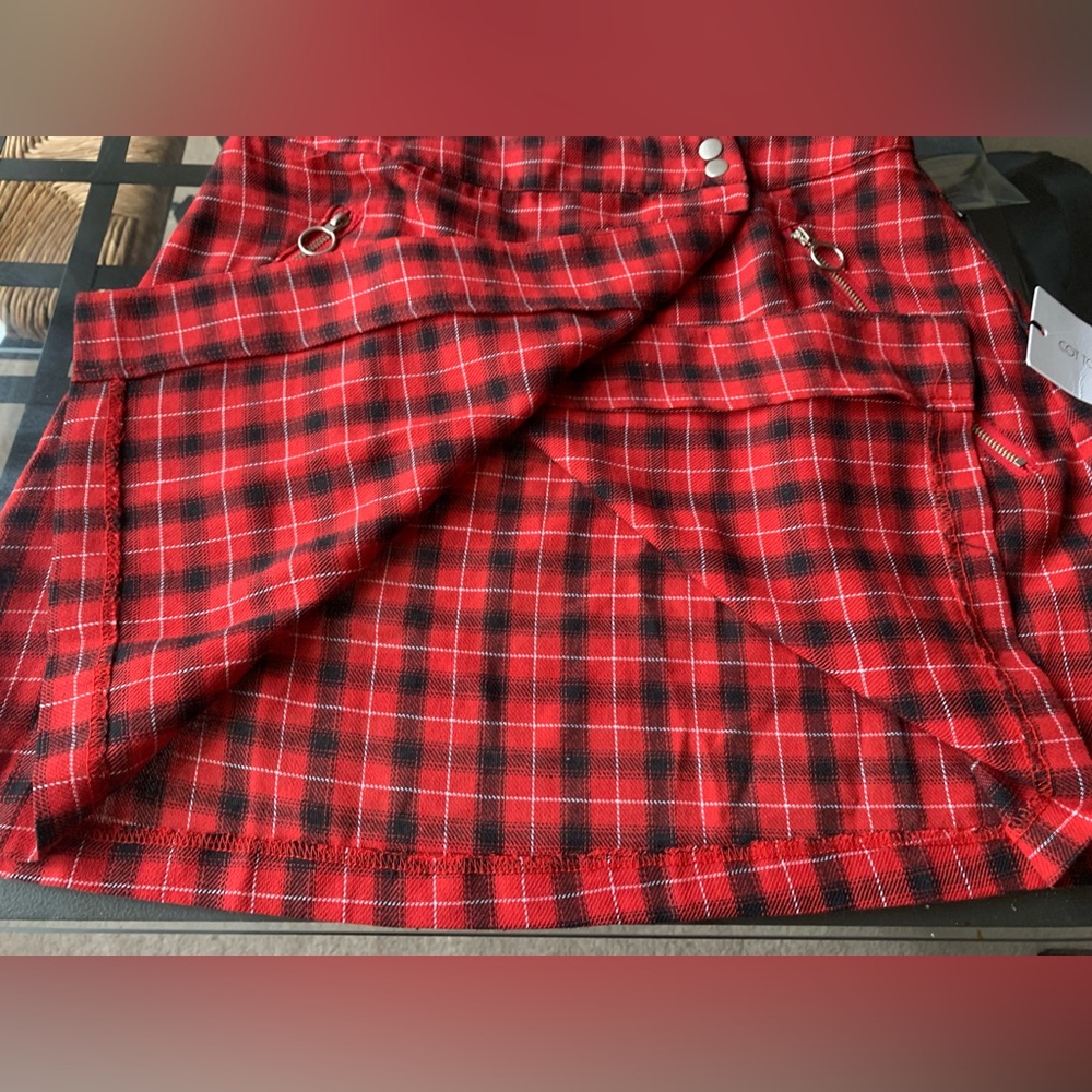 Red plaid skirt - Picture 2 of 11